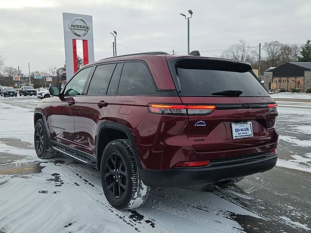 Used 2024 Jeep Grand Cherokee Altitude image 7