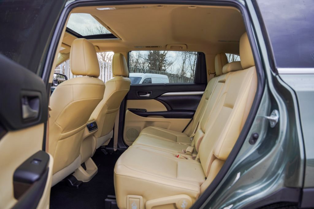 Used 2019 Toyota Highlander XLE w/ Carpet Mat Package (TMS) AWD/4WD image 28