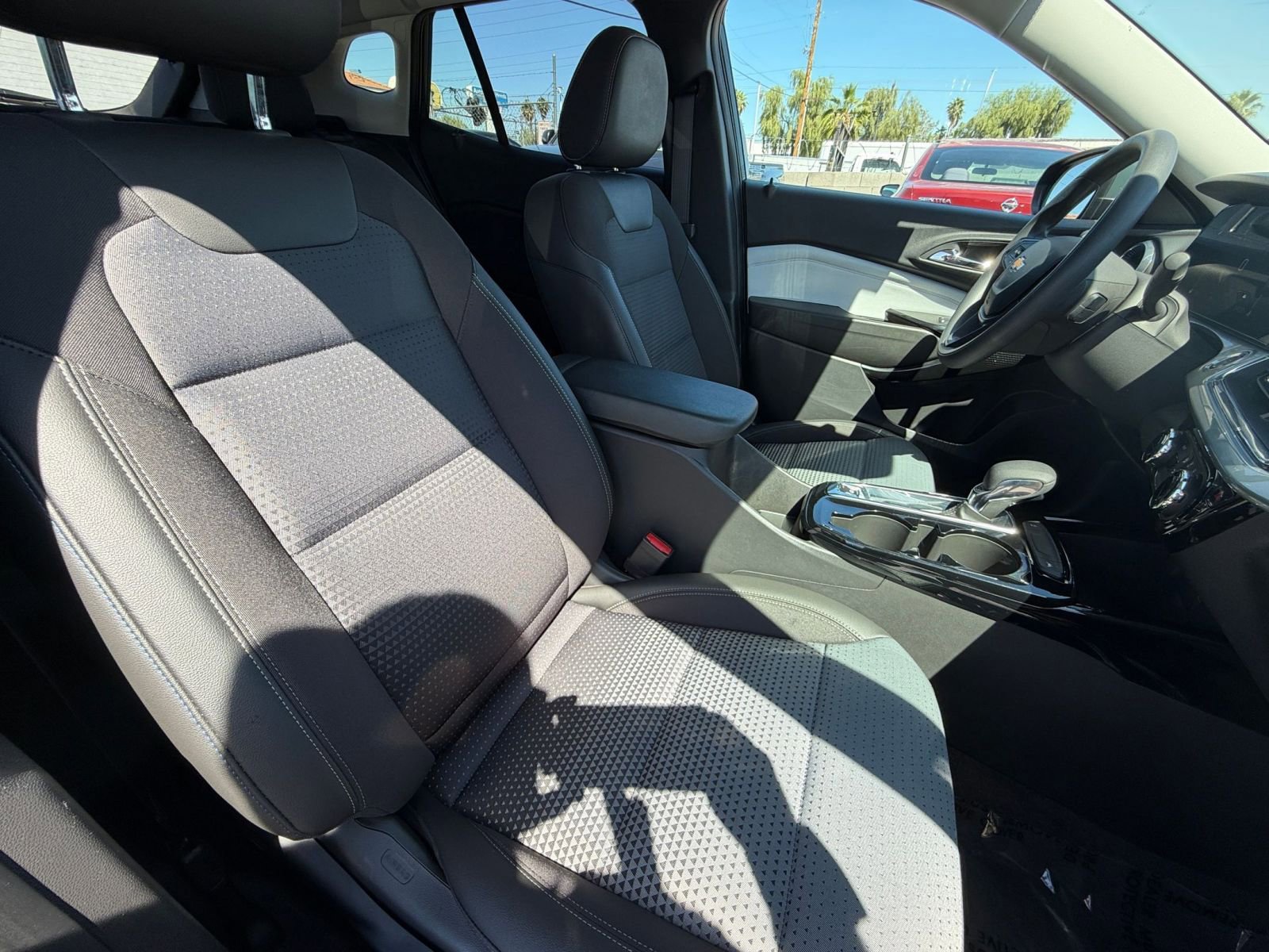 Used 2025 Chevrolet Trax LT FWD image 35