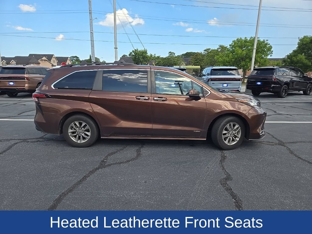 Used 2021 Toyota Sienna XLE AWD/4WD image 2