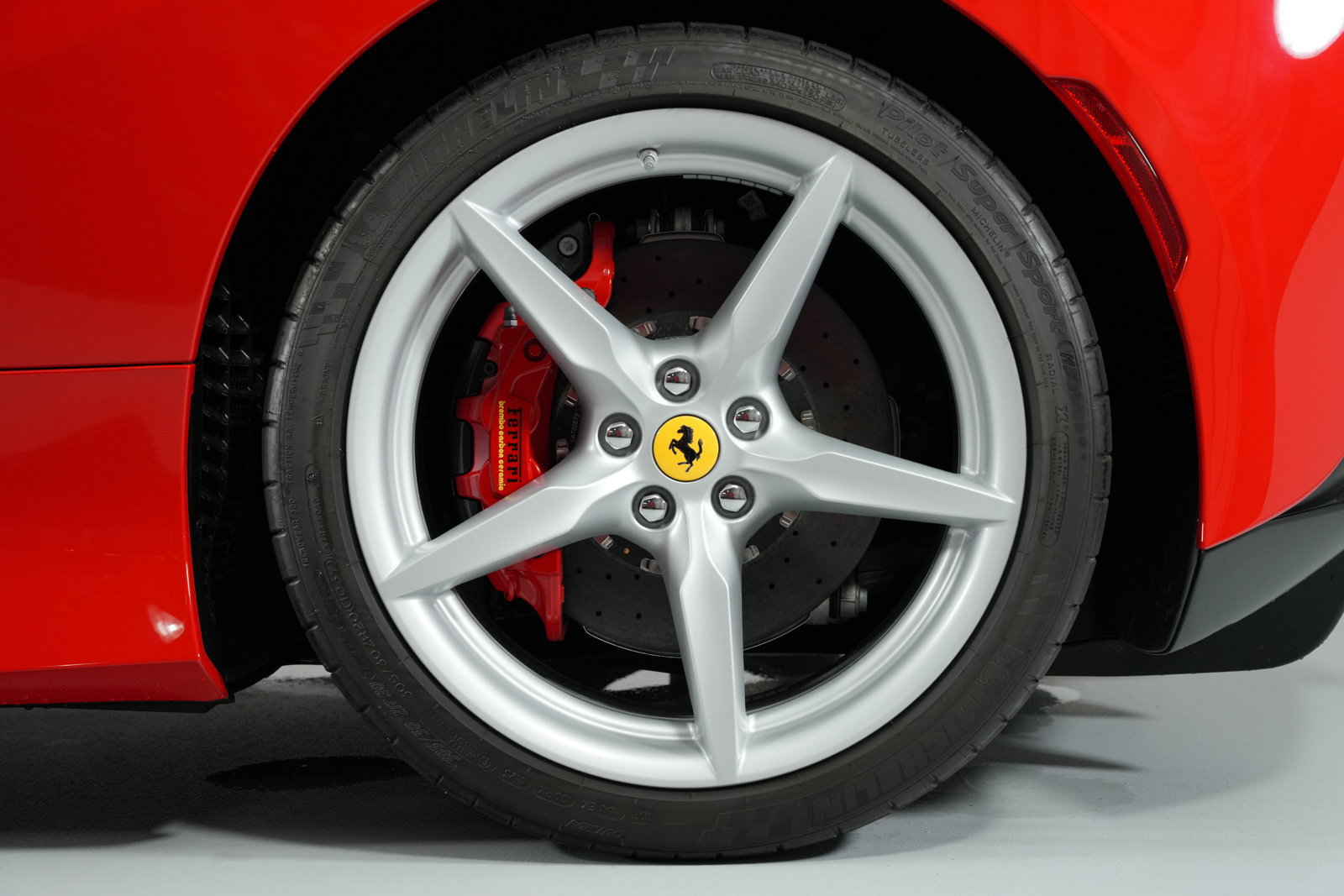 Used 2023 Ferrari F8 Spider RWD image 10