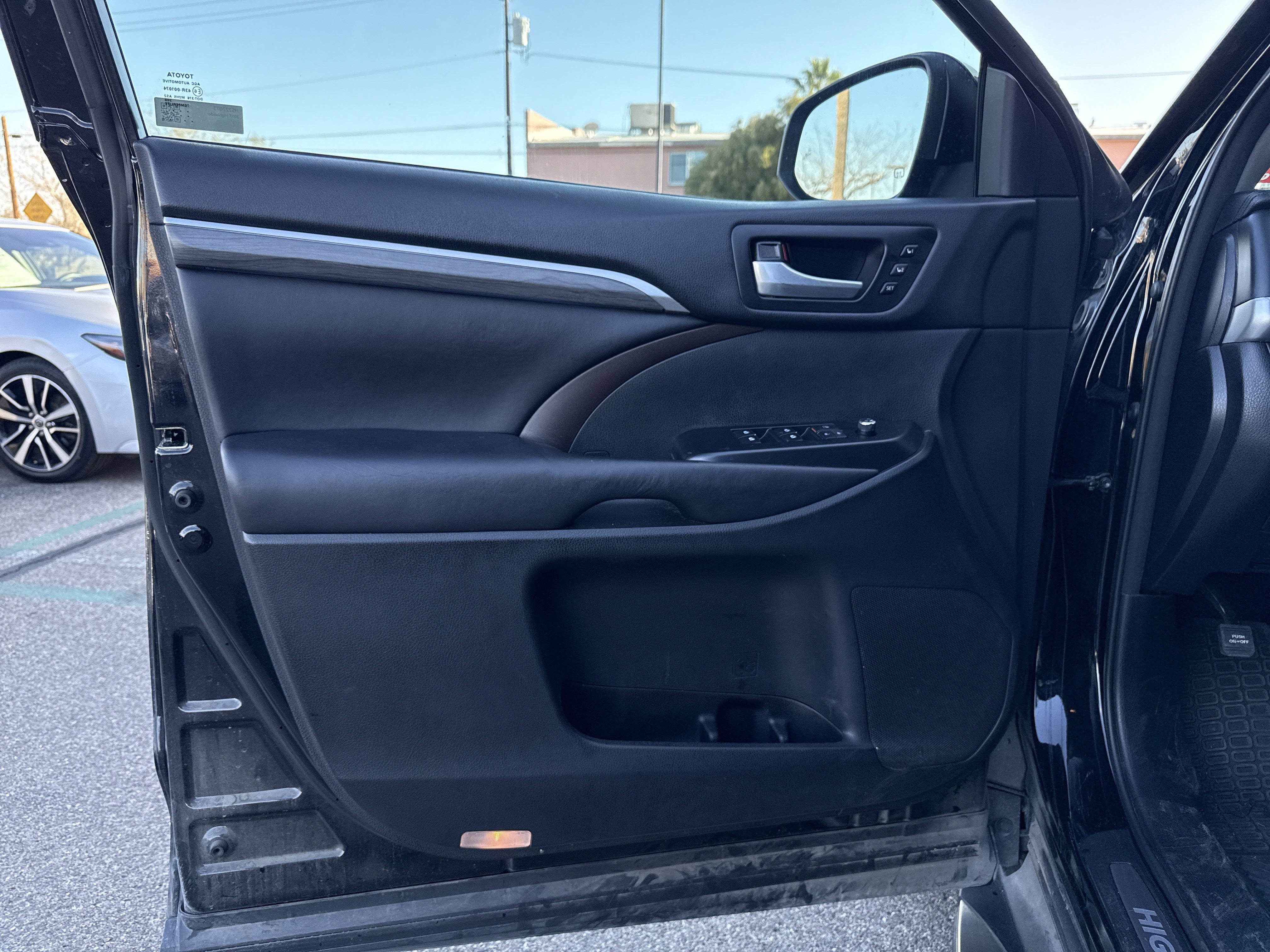 Used 2017 Toyota Highlander Limited image 11