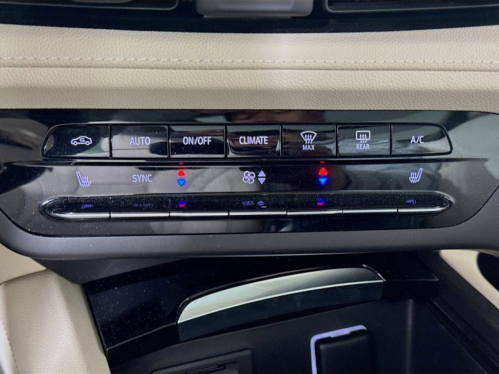 Used 2021 Buick Envision Essence w/ Technology Package I AWD/4WD image 16