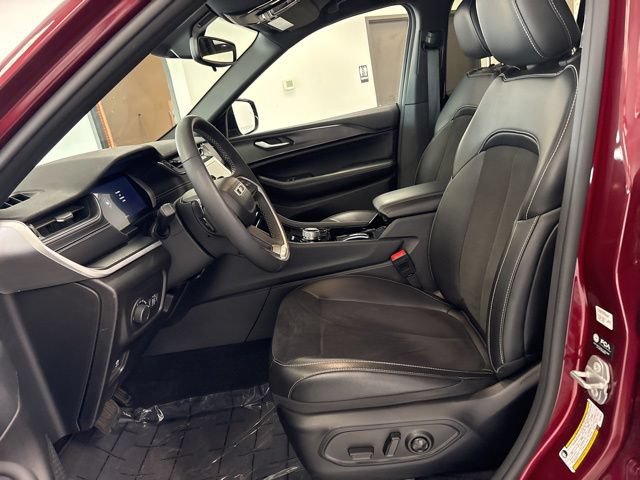 Used 2023 Jeep Grand Cherokee Altitude AWD/4WD image 3