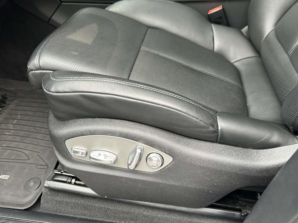 Certified 2025 Porsche Macan image 6