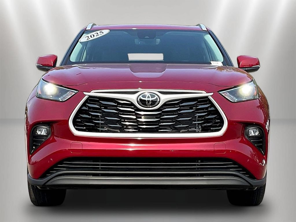 Used 2025 Toyota Highlander XLE FWD image 2