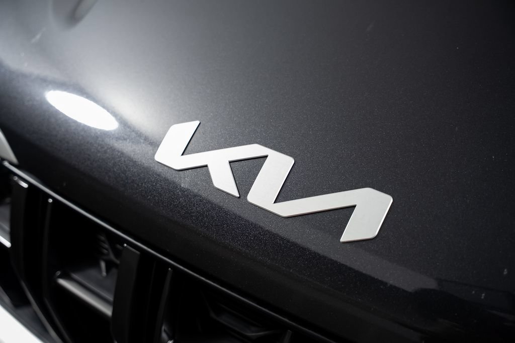 Used 2023 Kia Carnival LX FWD image 18