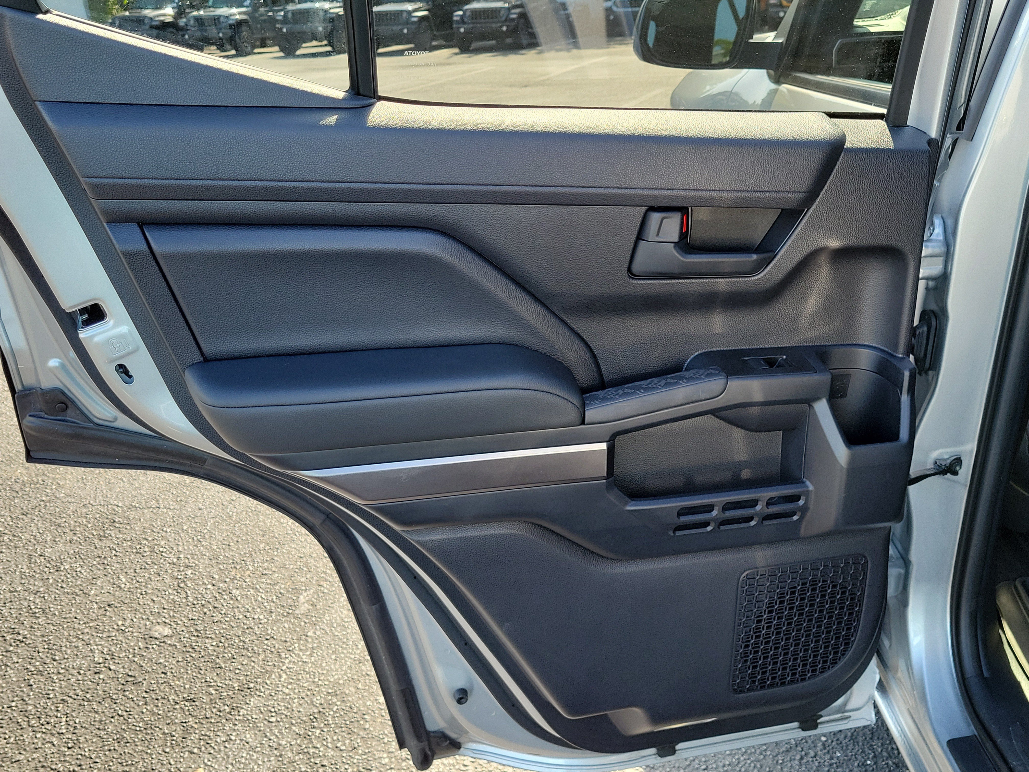 Used 2025 Toyota 4Runner SR5 AWD/4WD image 12