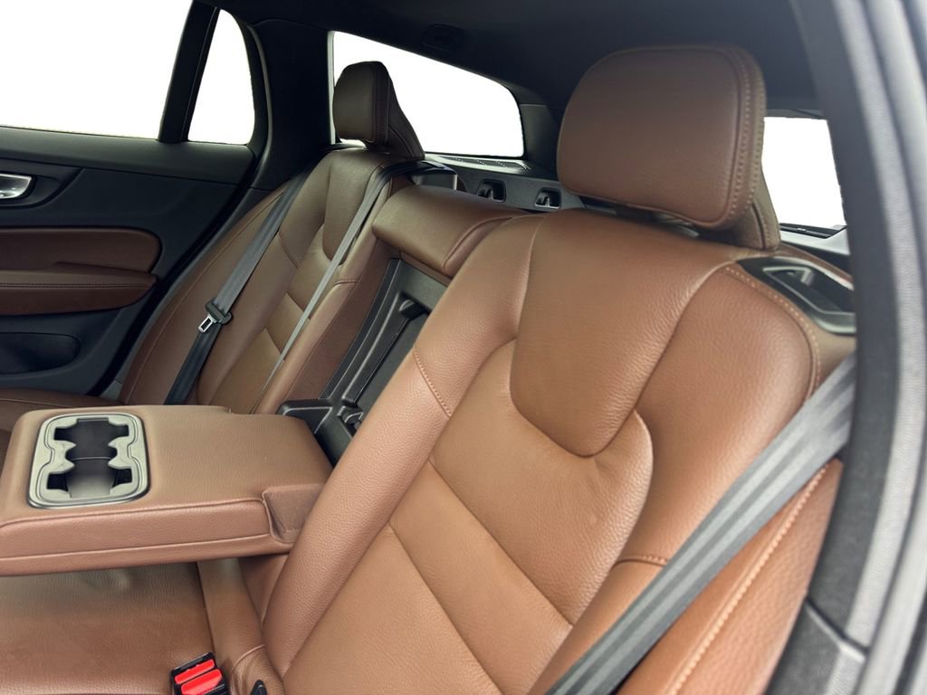 Used 2025 Volvo V60 B5 Cross Country Plus image 23