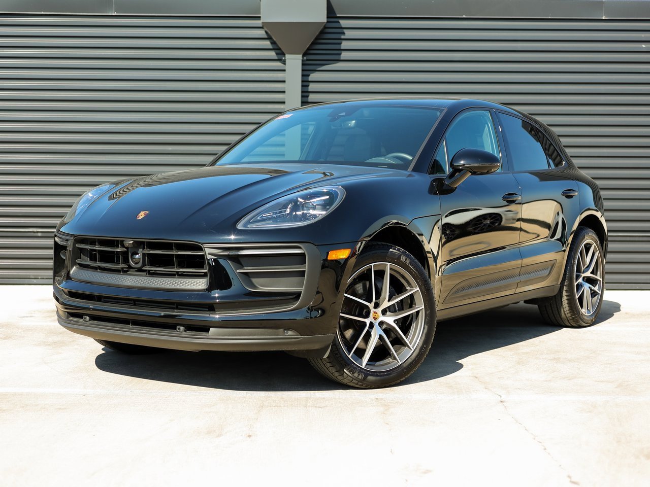 Certified 2025 Porsche Macan image 1