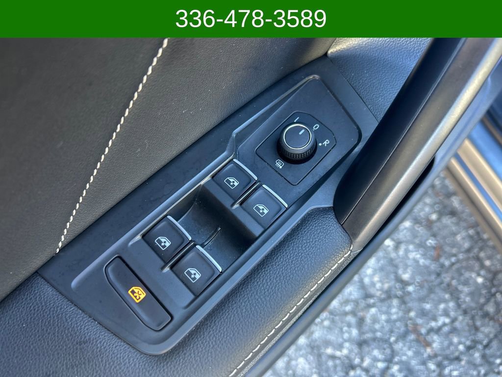 Used 2022 Volkswagen Tiguan SE R-Line image 11