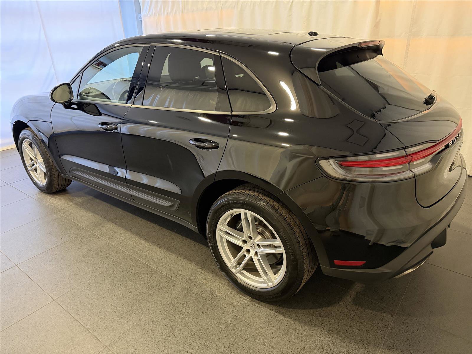 Certified 2023 Porsche Macan image 3