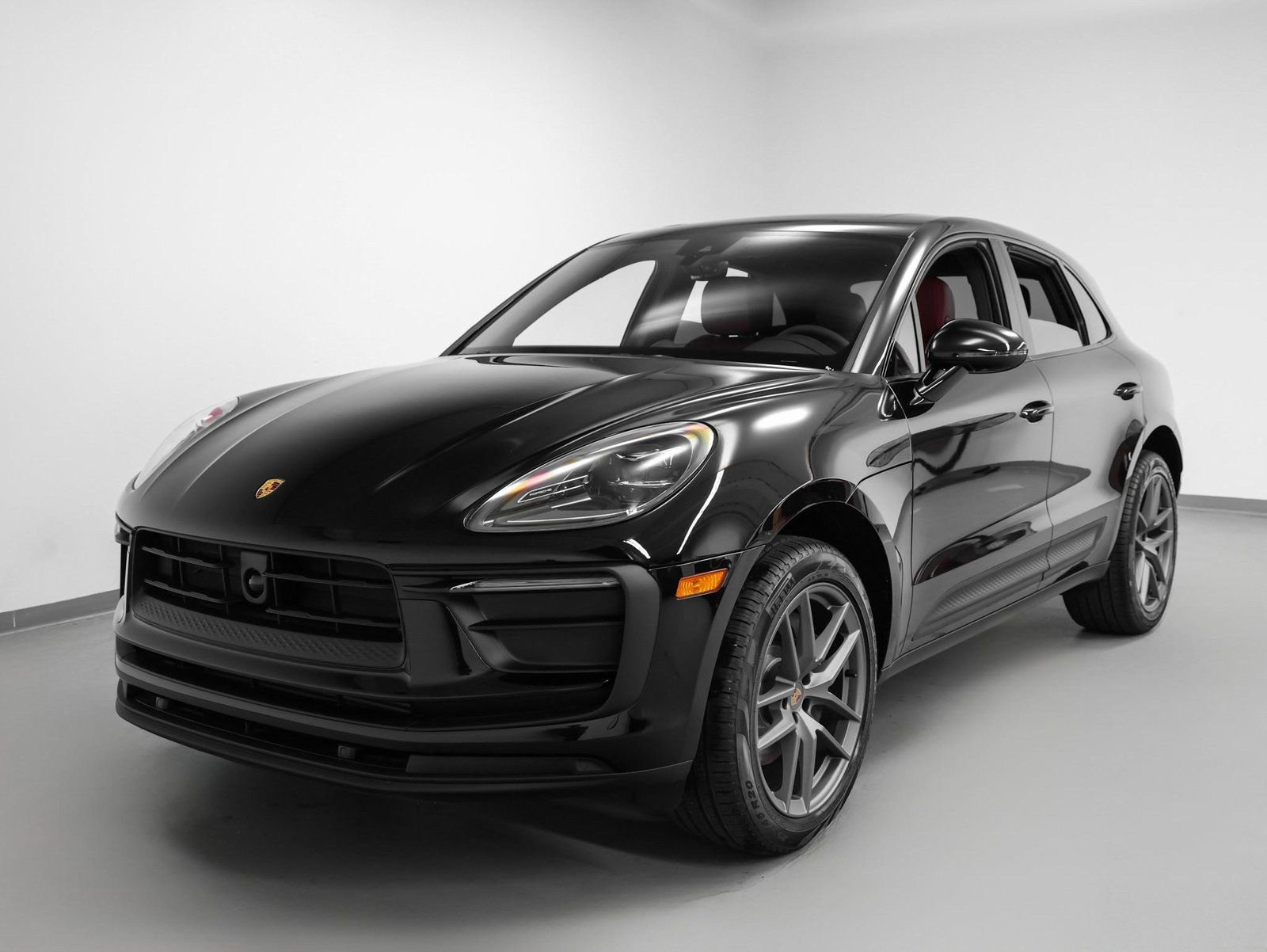 Certified 2025 Porsche Macan image 6