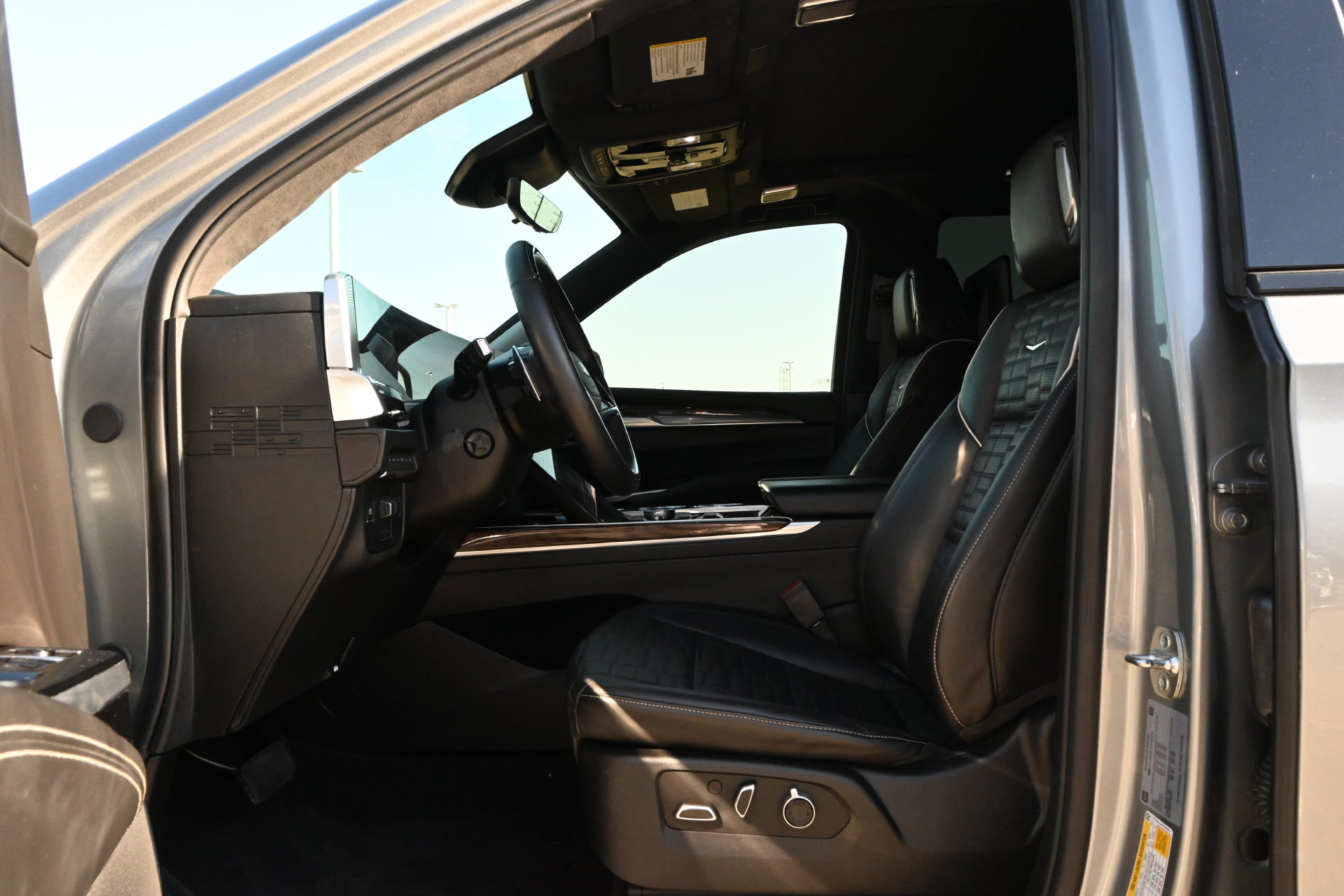 Certified 2025 Cadillac Escalade Sport Platinum w/ LPO, ONYX Package AWD/4WD image 17