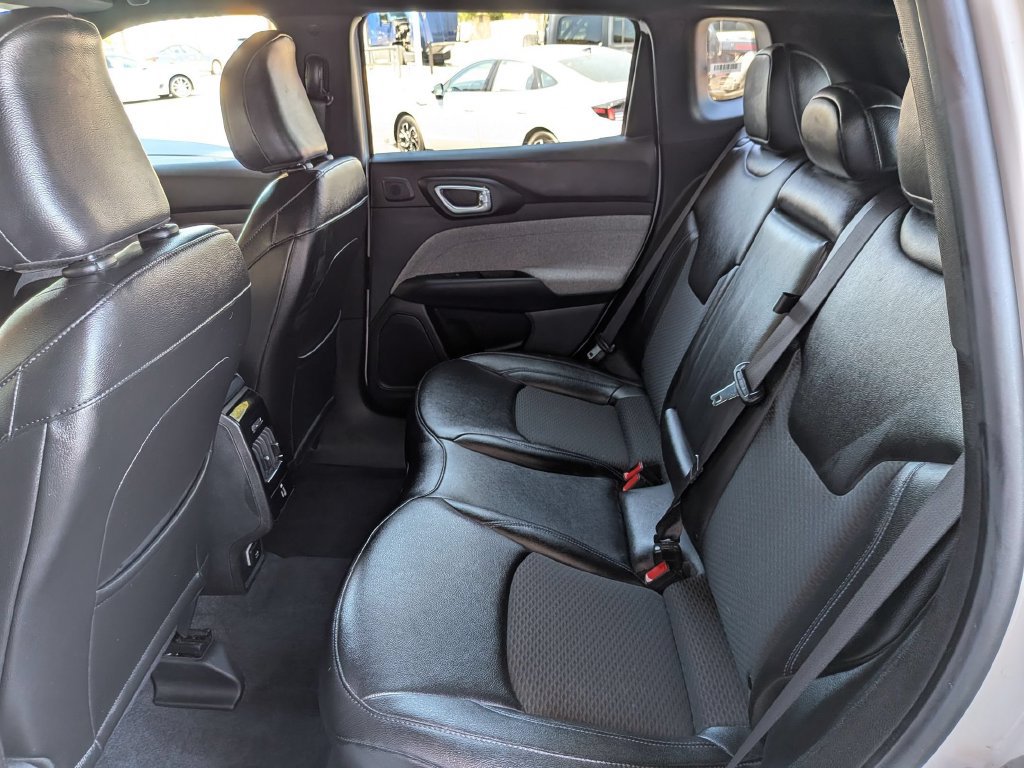 Used 2025 Jeep Compass Latitude w/ Sun & Sound Group AWD/4WD image 27