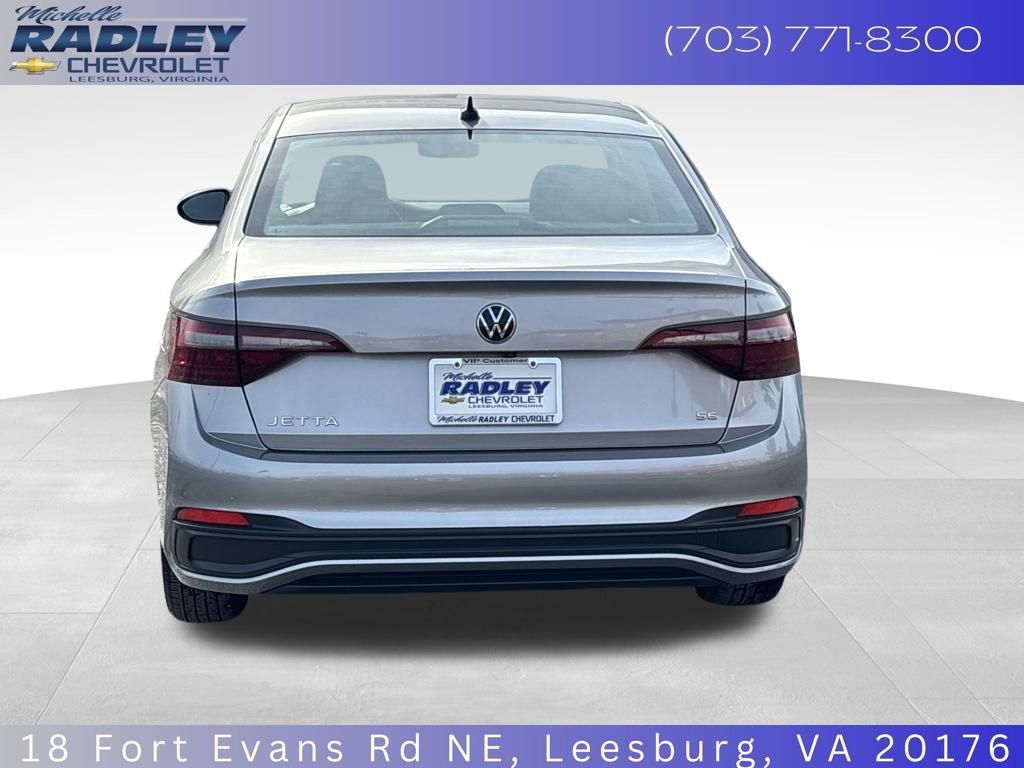 Used 2024 Volkswagen Jetta SE image 4
