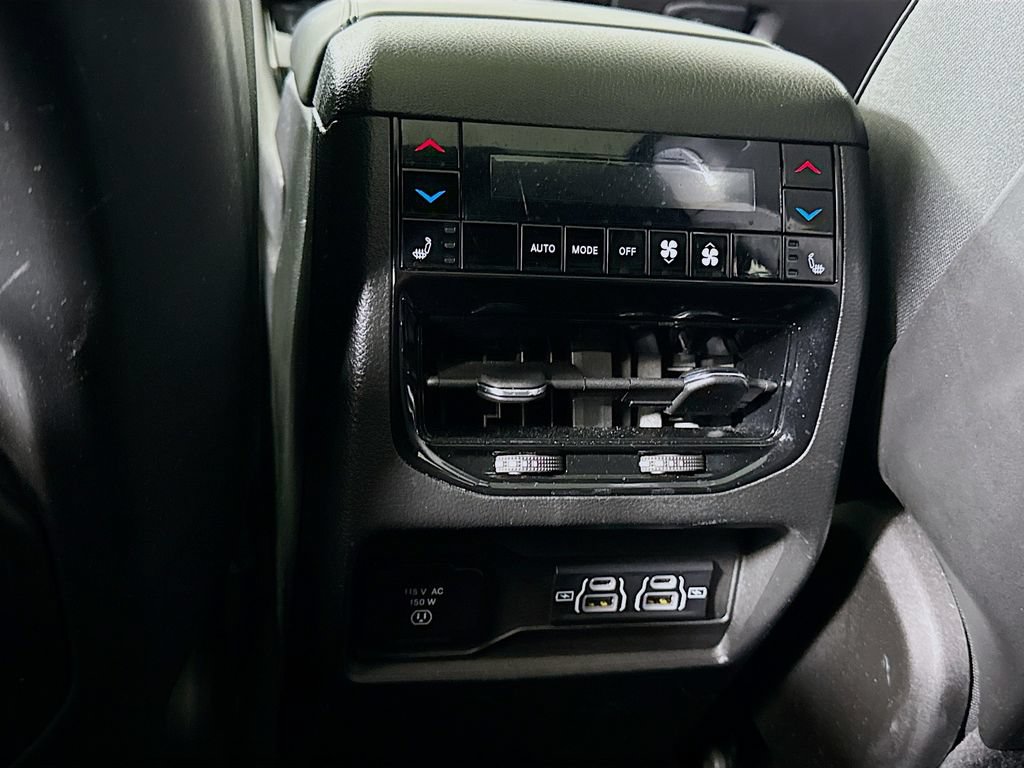 Used 2023 Jeep Grand Cherokee Overland w/ Luxury Tech Group IV AWD/4WD image 31