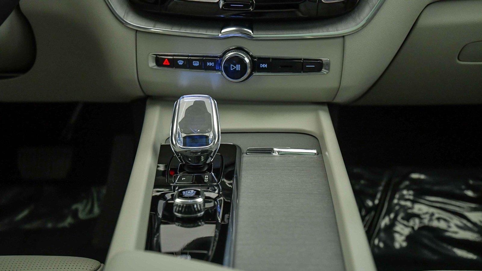 Certified 2025 Volvo XC60 B5 Ultra w/ Protection Package Premier image 16