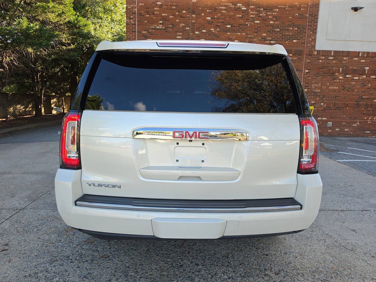 Used 2015 GMC Yukon Denali w/ Touring Package AWD/4WD image 3