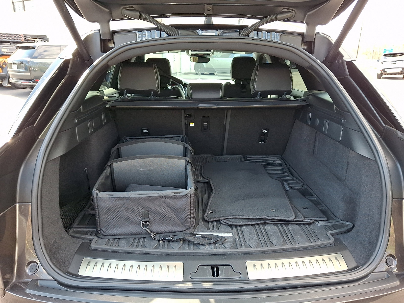 Used 2023 Land Rover Range Rover Velar R-Dynamic S image 29