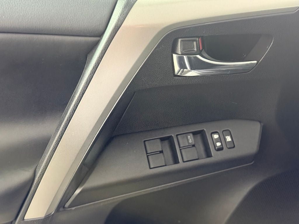 Used 2018 Toyota RAV4 XLE AWD/4WD image 21