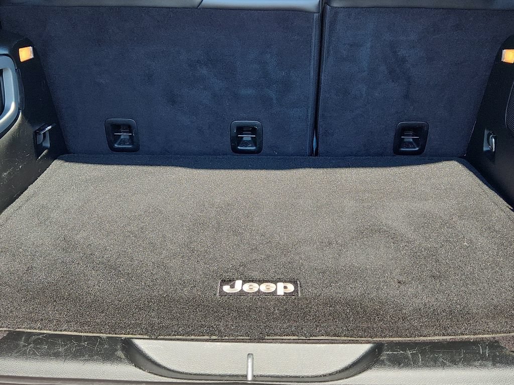 Used 2017 Jeep Cherokee Overland w/ Technology Group AWD/4WD image 29