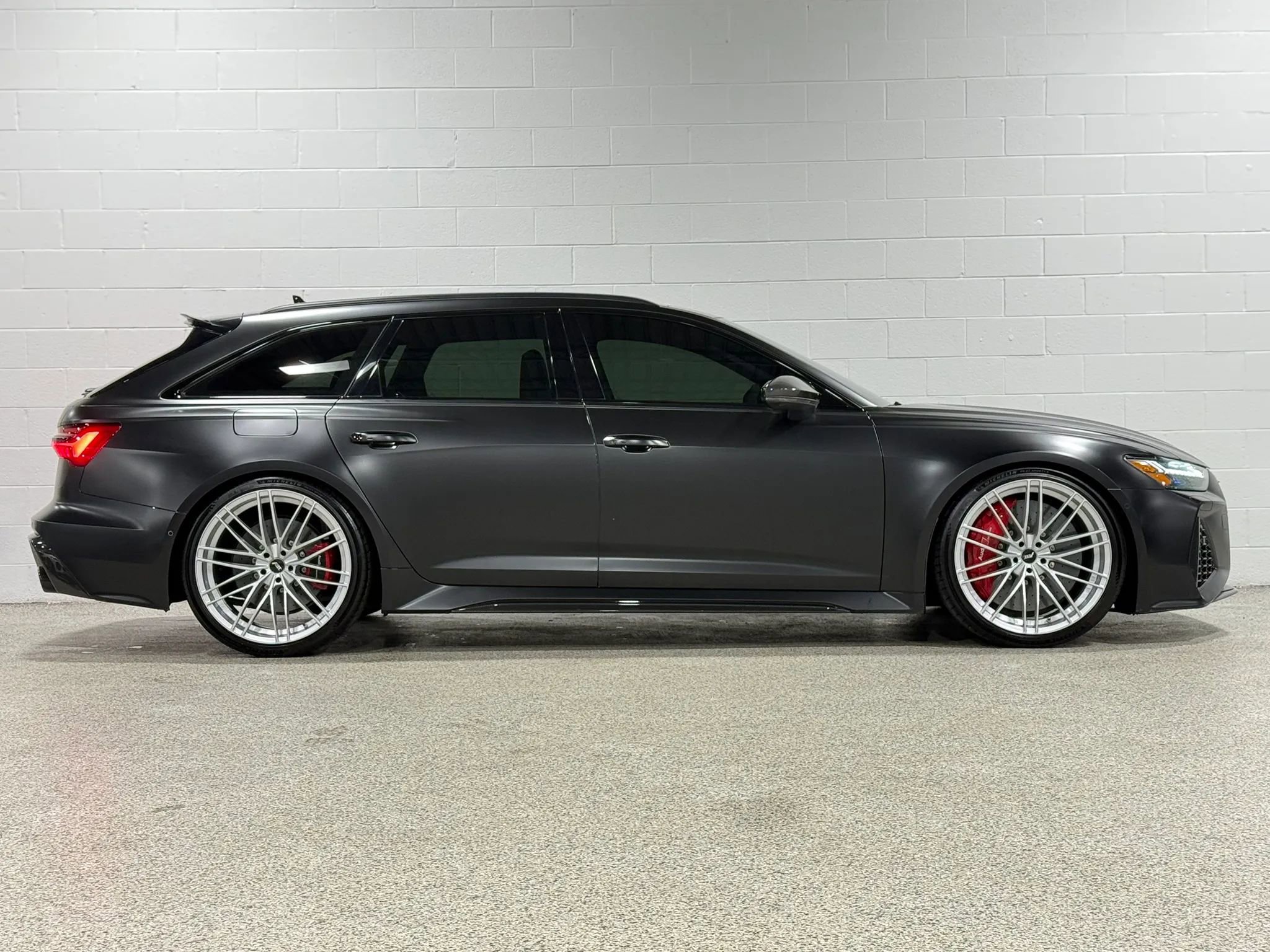 Used 2021 Audi RS 6 w/ Carbon Optic Package image 5