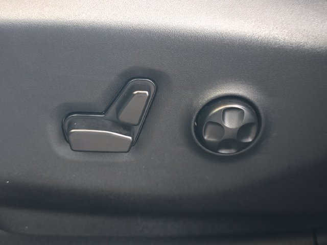 Certified 2025 Chrysler Pacifica Select AWD/4WD image 18
