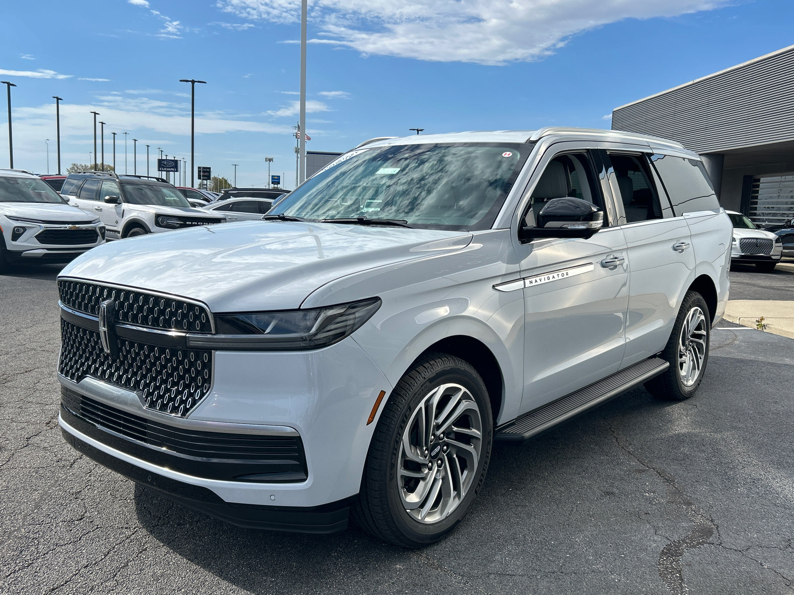 New 2026 Lincoln Navigator Premiere AWD/4WD image 3