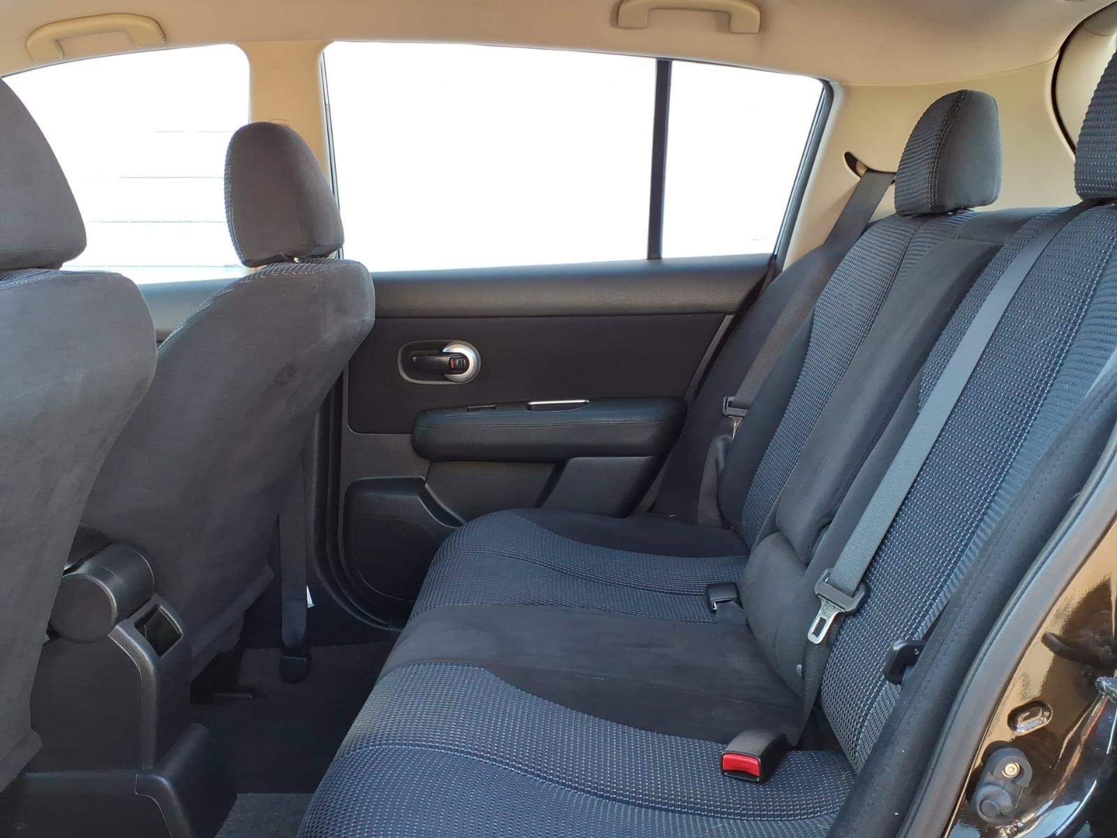 Used 2011 Nissan Versa Hatchback w/ Navigation/Satellite Pkg FWD image 9