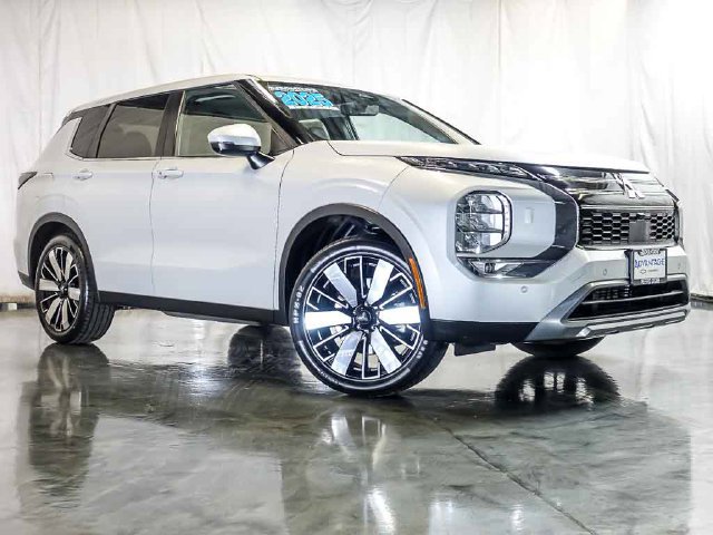 Used 2025 Mitsubishi Outlander SE AWD/4WD image 2