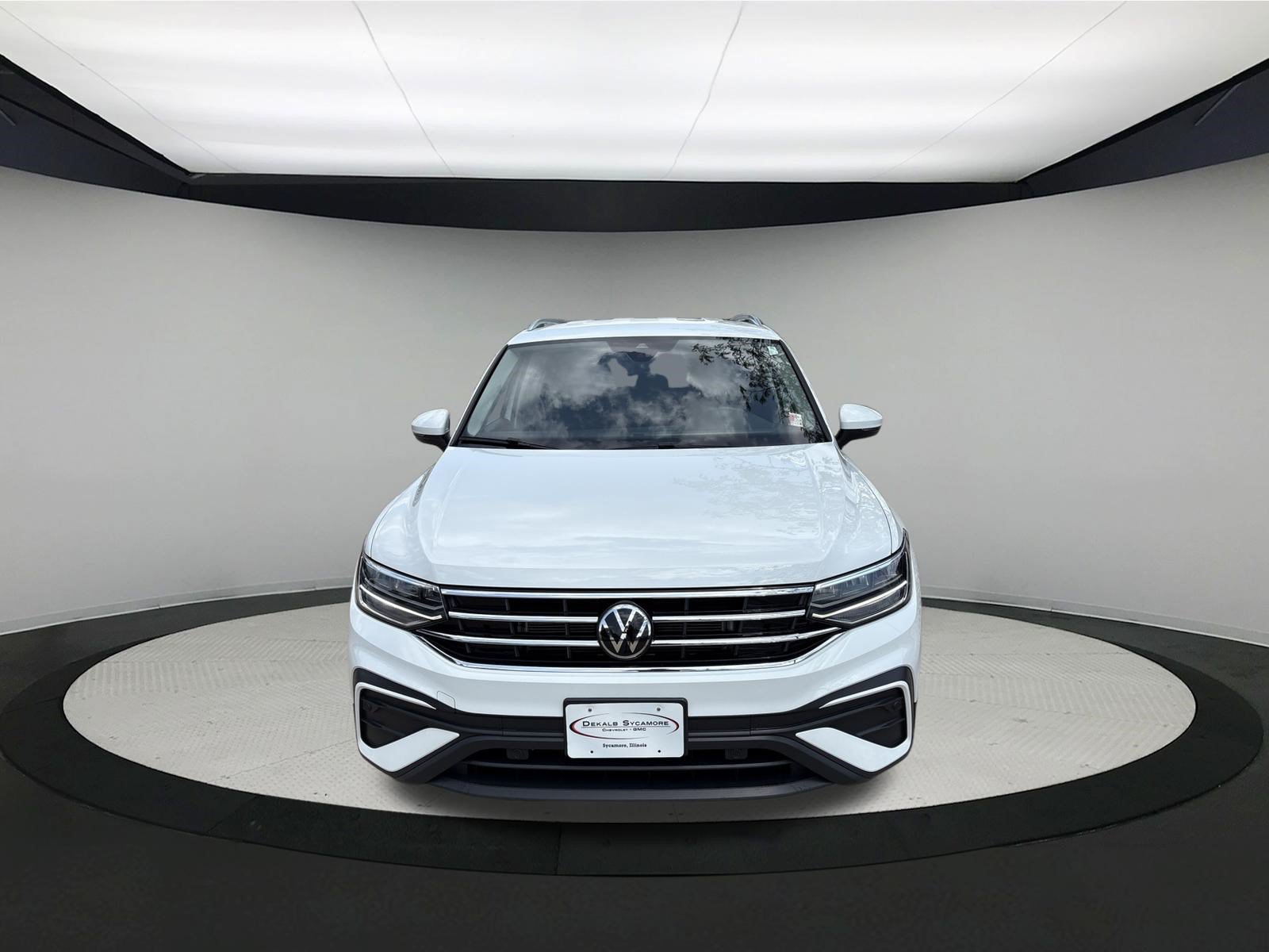 Used 2024 Volkswagen Tiguan SE AWD/4WD image 2