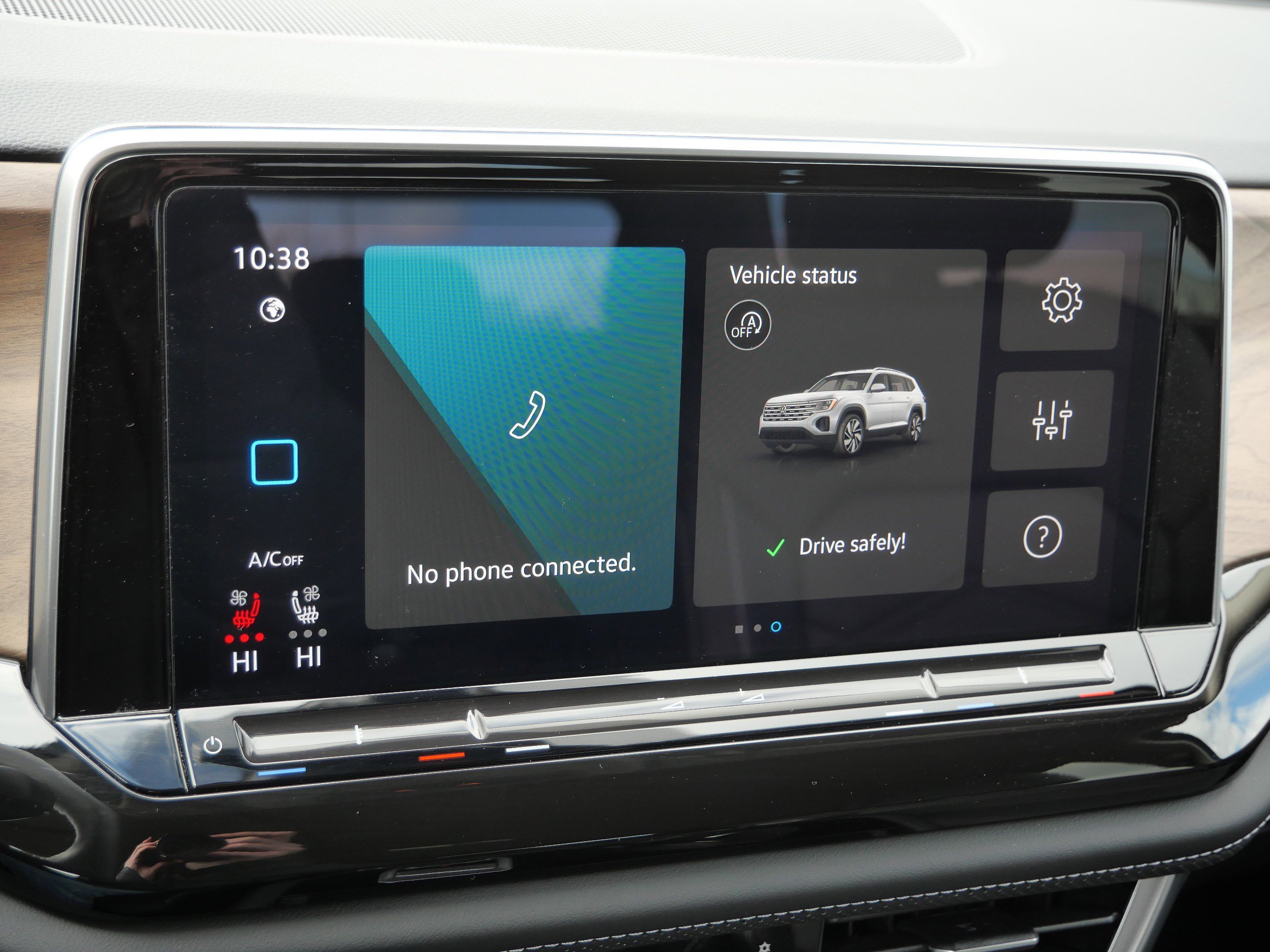 Certified 2025 Volkswagen Atlas SE image 31