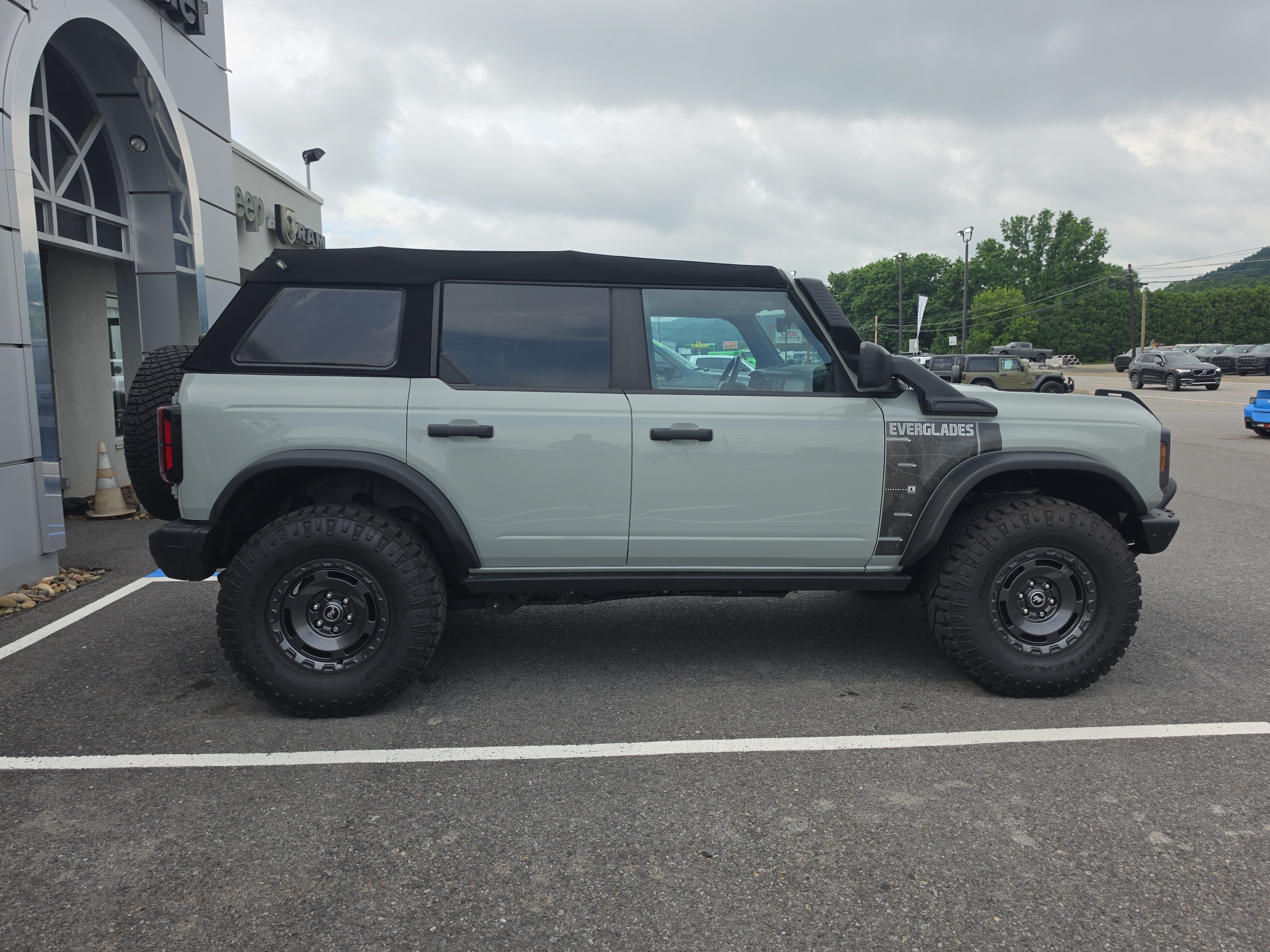 Used 2023 Ford Bronco Everglades AWD/4WD image 2