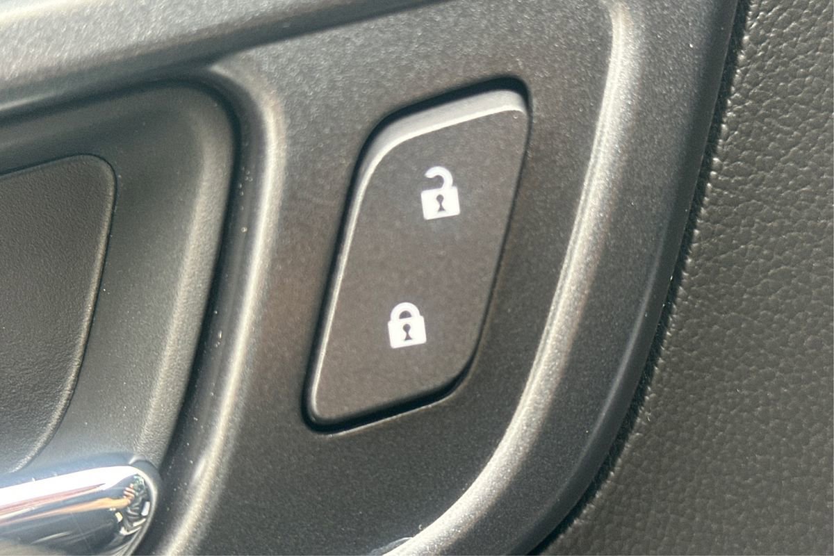 Used 2018 Chevrolet Suburban LT image 38