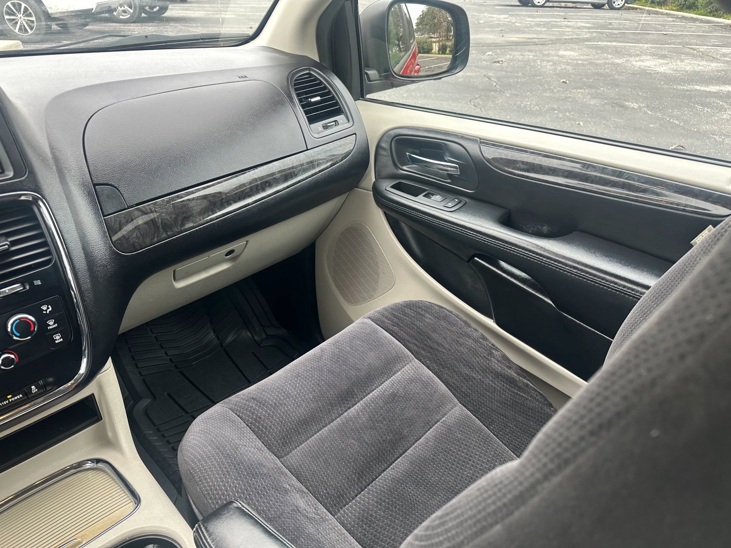 Used 2014 Dodge Grand Caravan SXT w/ Rear Park Assist Package image 20