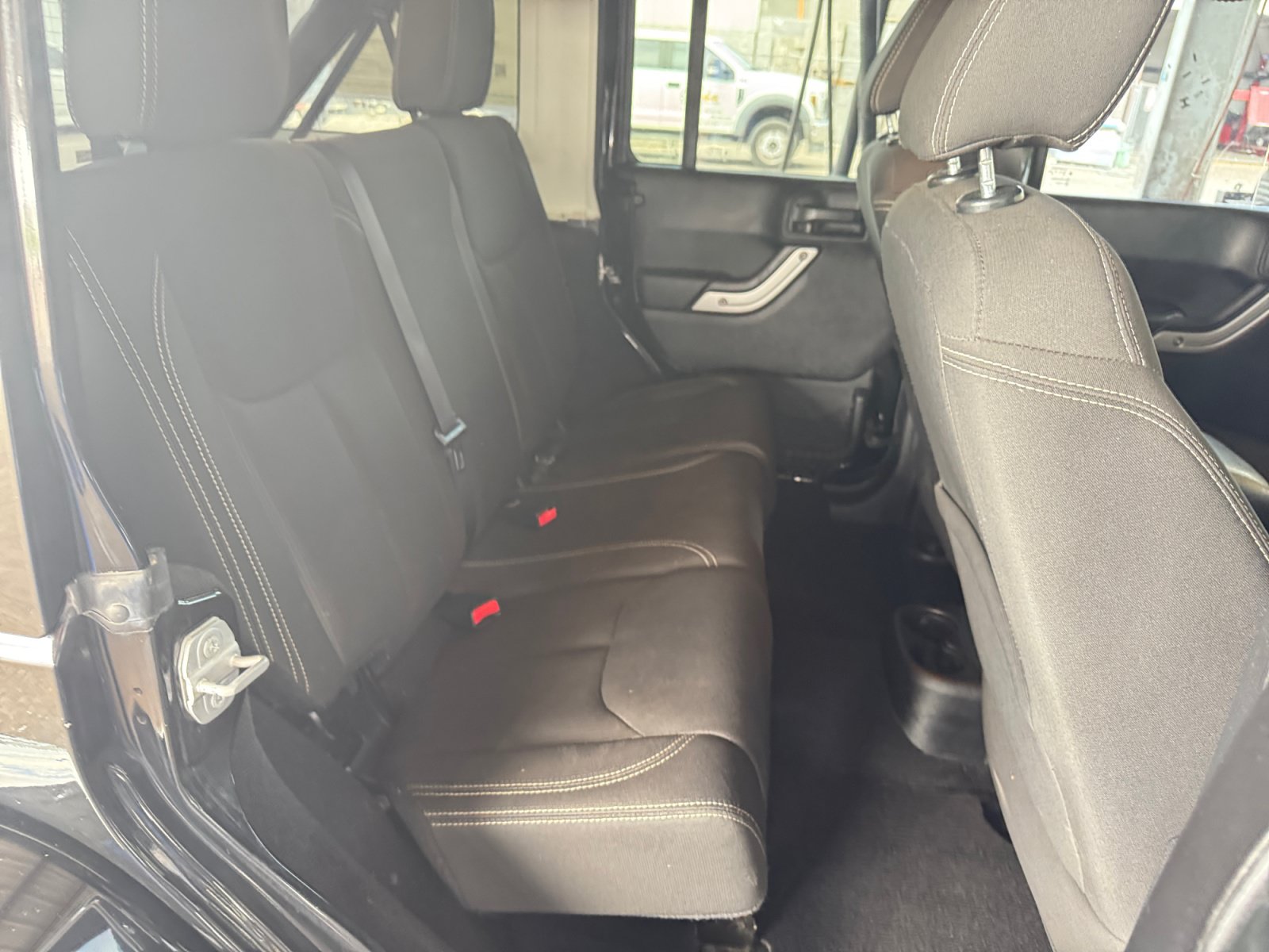 Used 2016 Jeep Wrangler Unlimited Sahara w/ Connectivity Group AWD/4WD image 16
