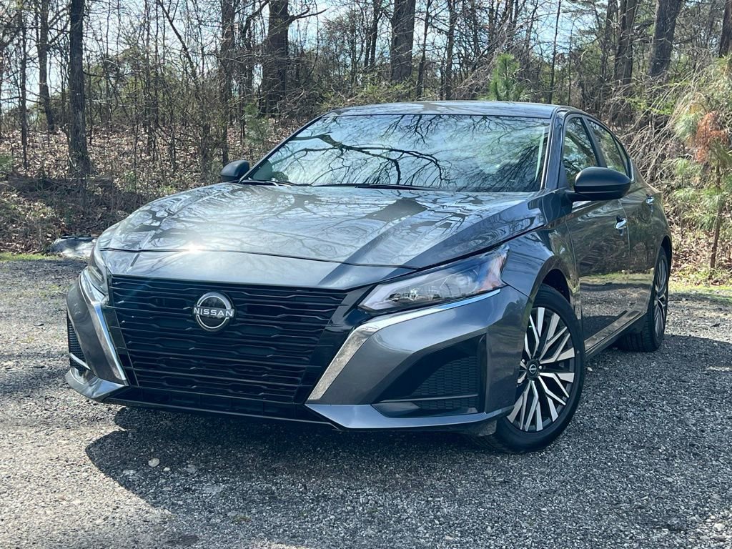 Used 2024 Nissan Altima 2.5 SV image 1