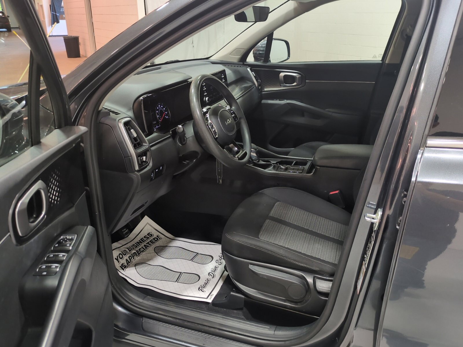 Used 2022 Kia Sorento LX AWD/4WD image 16
