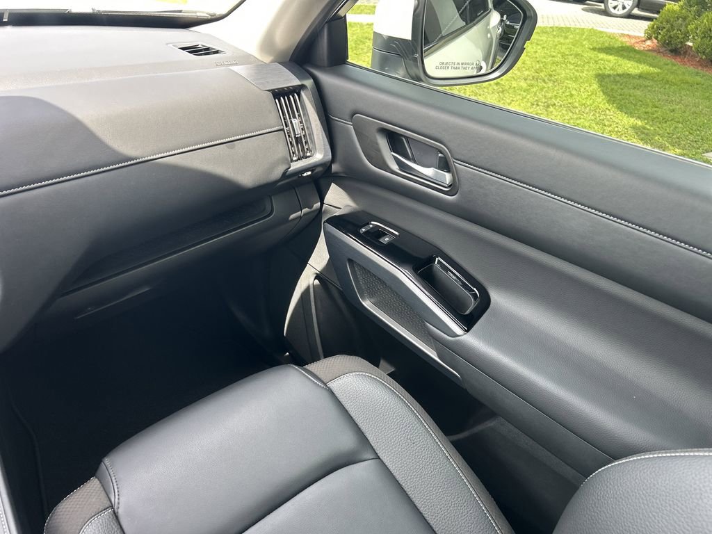 Used 2024 Nissan Pathfinder SL image 17