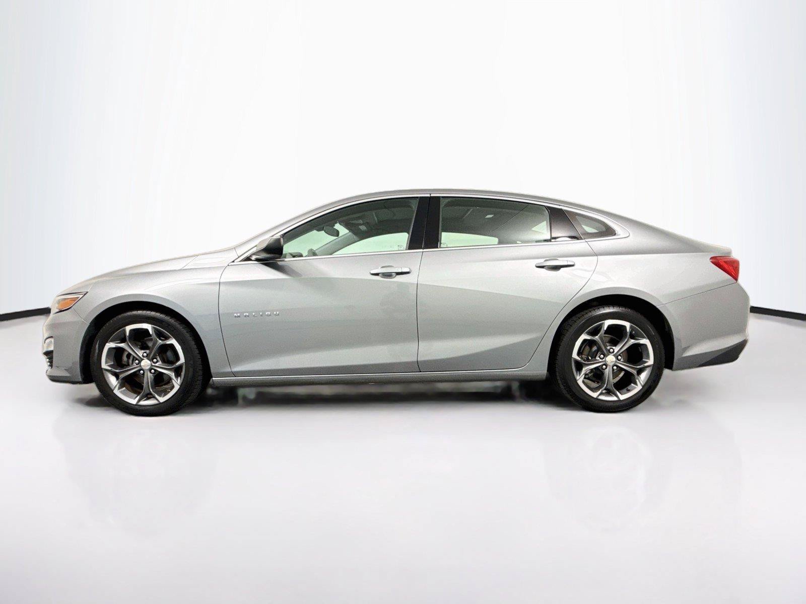 Used 2024 Chevrolet Malibu LT FWD image 2