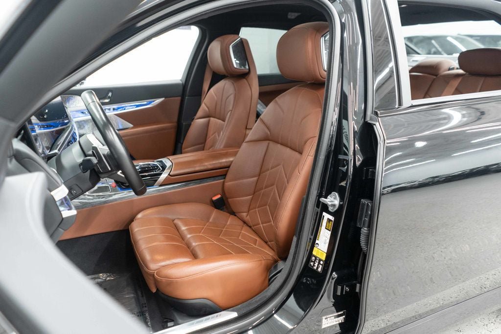 Used 2023 BMW 760i xDrive AWD/4WD image 9