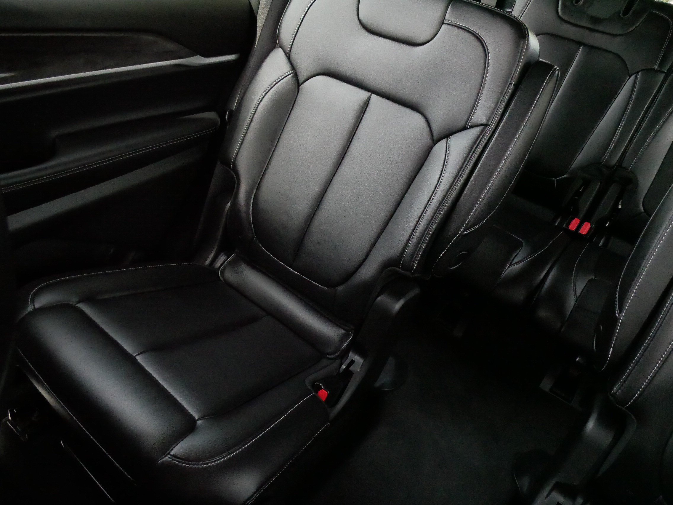 Used 2025 Jeep Grand Cherokee L Limited w/ Black Appearance Package AWD/4WD image 12