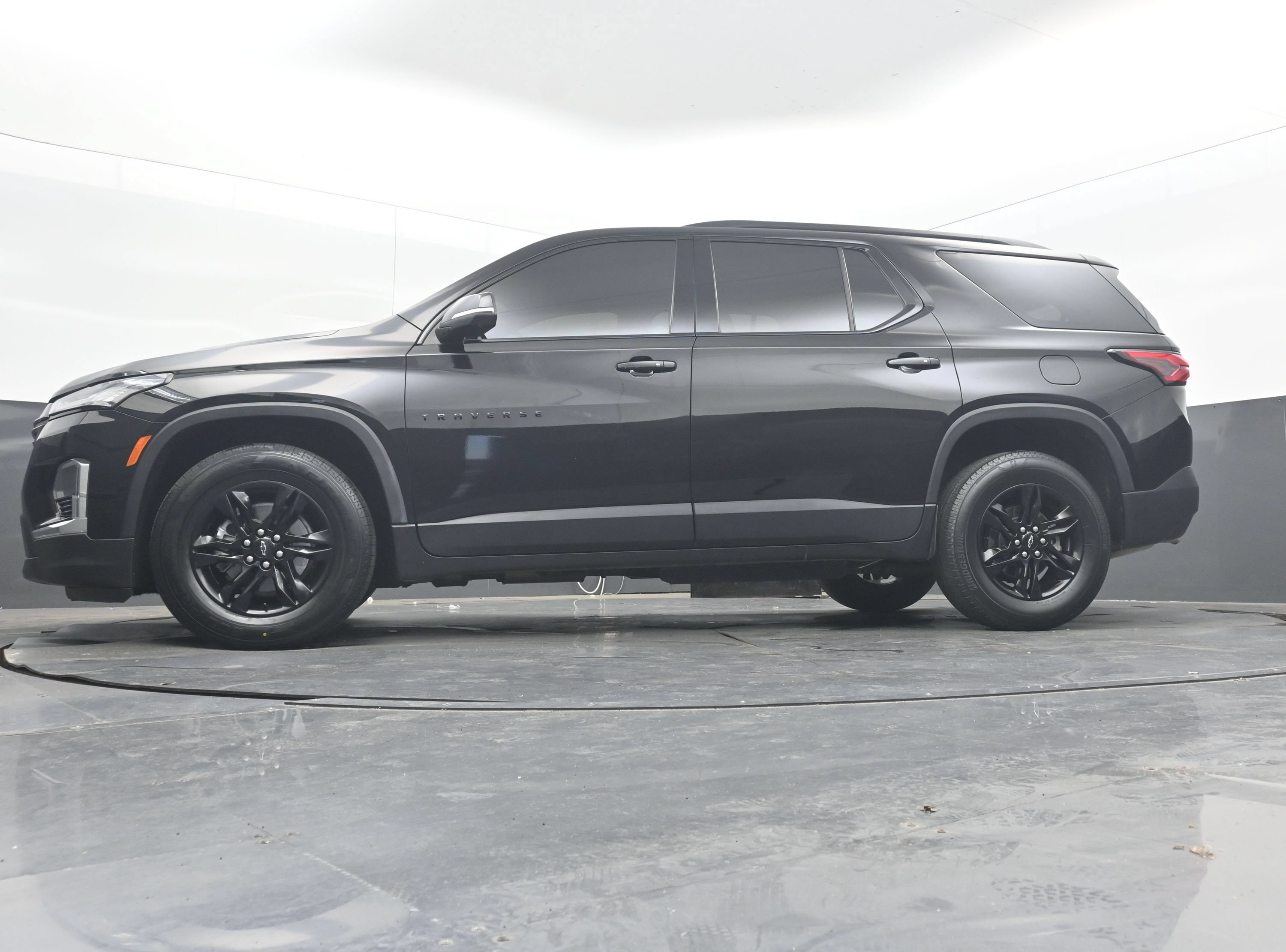 Used 2023 Chevrolet Traverse LT FWD image 32