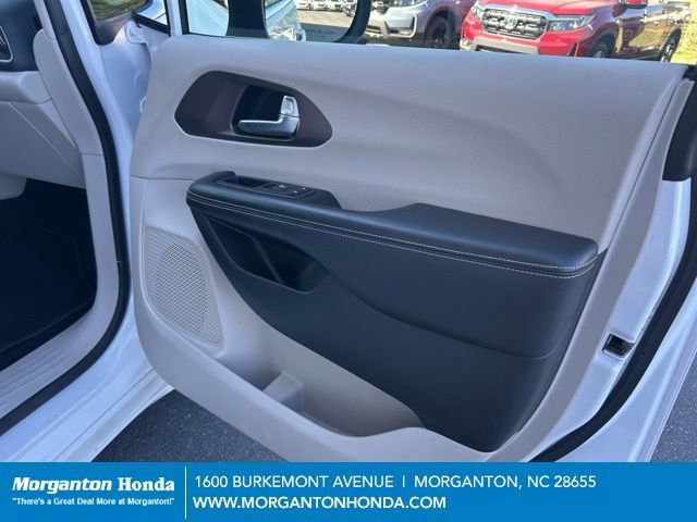 Used 2023 Chrysler Voyager LX FWD image 36