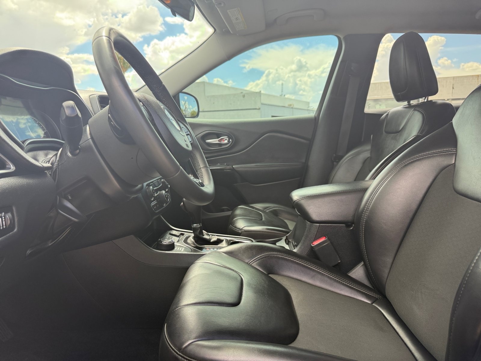 Used 2020 Jeep Cherokee Latitude Plus AWD/4WD image 15