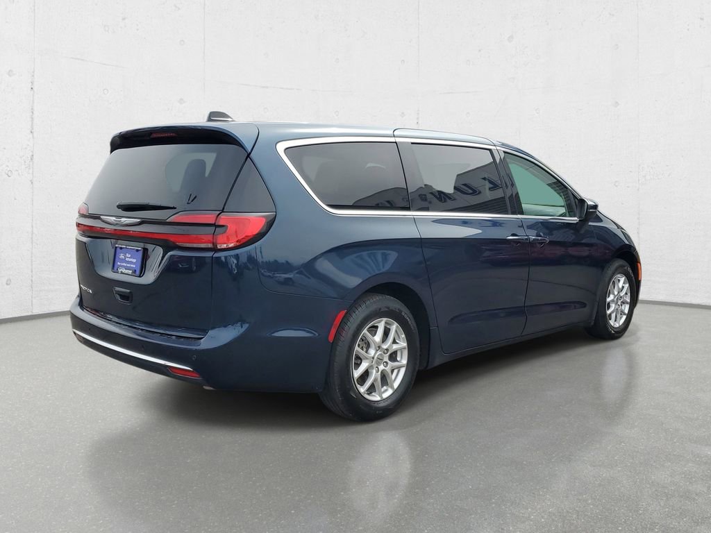 Used 2023 Chrysler Pacifica Touring-L image 7