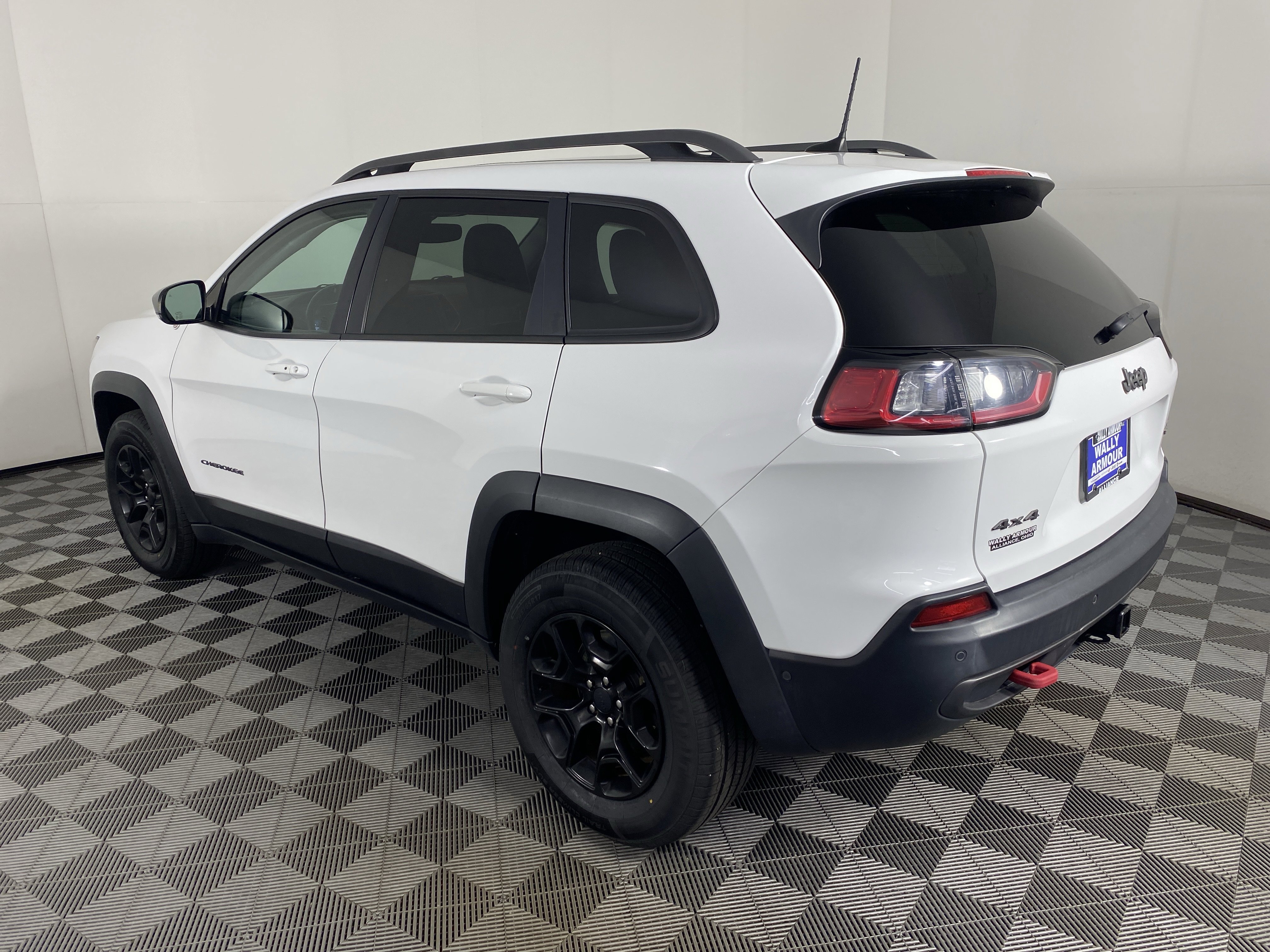 Used 2019 Jeep Cherokee Trailhawk image 11