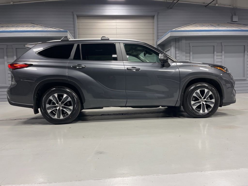 Used 2023 Toyota Highlander XLE AWD/4WD image 10