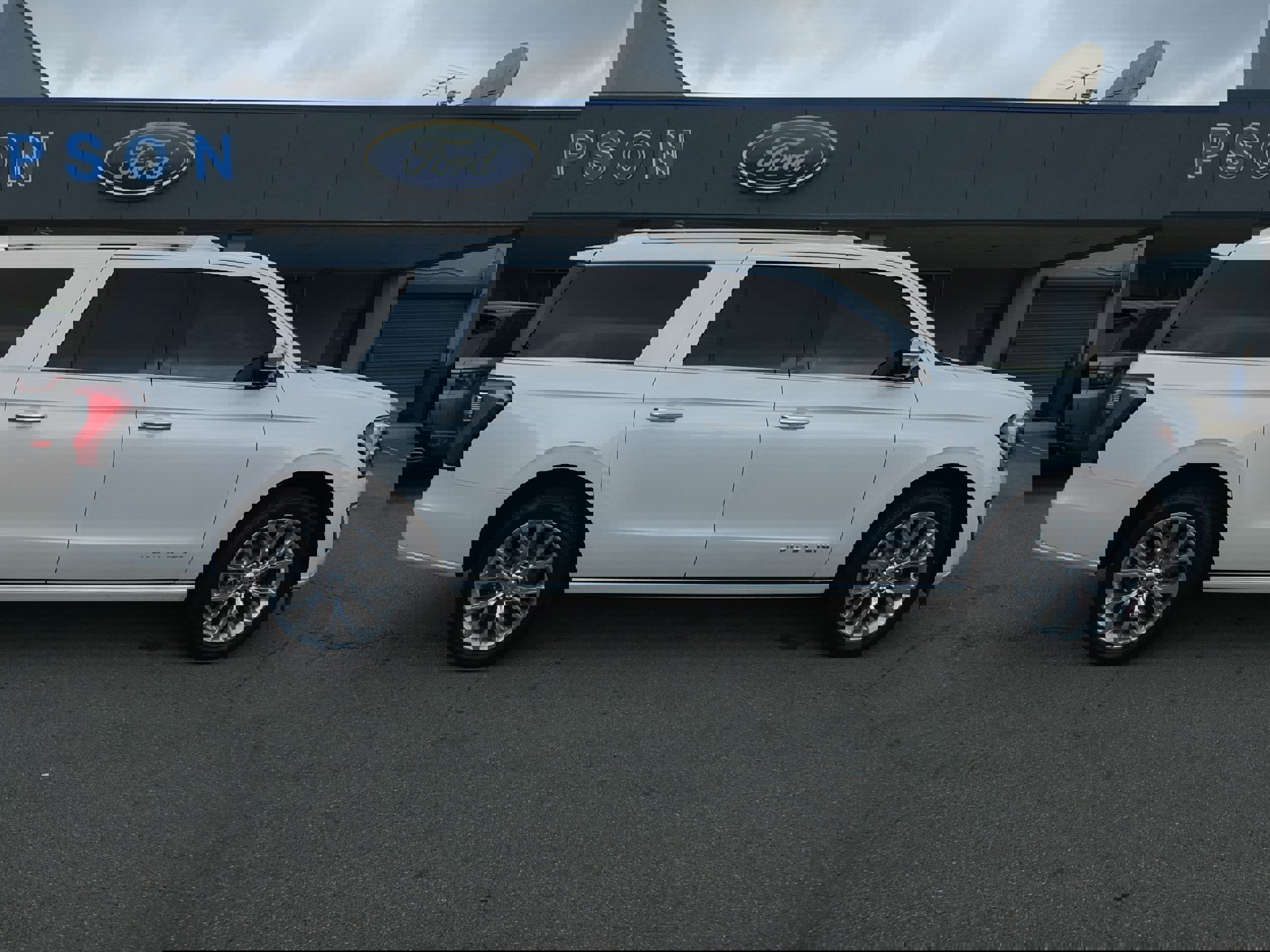 Used 2019 Ford Expedition Max Platinum image 2